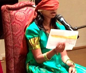 O fetita de 9 ani din India si-a deschis cel de-al treilea ochi, asa ca ea poate citi texte, fiind legata la ochi!